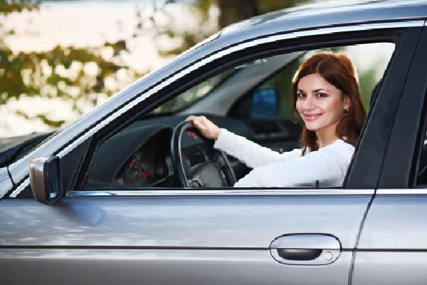 A quanto pare le ultime news Assicurazioni Auto mettono in risalto il fatto che in Veneto le donne pagano in media 42 euro in più rispetto agli uomini per la polizza Rc Auto. La statistica è stata fatta dal sito sostariffe che ha analizzato tutti i preventivi che sono arrivati nel 2016, ed ha notato la differenza tra il prezzo per gli uomini ed il prezzo per le donne nella regione Veneto. In media gli uomini hanno un prezzo medio annuo per la polizza RC Auto che è di 570 euro mentre le donne circa 615 euro. Ovviamente si sa che per un preventivo di un assicurazione auto incidono vari fattori tra cui anche l'età. In Veneto le Assicurazioni Auto costano 40 euro in più per le donne Oggi giorno conoscere a quanto può ammonticchiare una polizza RC Auto è davvero molto utile in quanto le Assicurazioni Auto sono una spesa notevole che ogni anno milioni di famiglie in Italia devono accollarsi. Quindi è bene conoscere tutti i relativi dati che possono far aumentare il prezzo di una polizza RC Auto, per cercare di risparmiare. Uno dei fattori che potrebbe far innalzare il prezzo oltre all'età anagrafica è anche il sesso. Infatti non a caso la statistica effettuata da sostariffe ha dimostrato che in Veneto le donne pagano in media 40 euro in più rispetto agli uomini. Ovviamente ad incidere sul costo annuo delle Assicurazioni Auto è anche la classe di merito, la provenienza, la città di residenza, l'età ed il sesso. Uno dei fattori che proprio non va giù a moltissimi italiani è il pagamento oneroso delle polizze RC Auto per le donne. Sul web infatti si è accesa un enorme discussione in merito alla vicenda in quanto moltissime donne sostengono che questa disparità sia ingiusta.